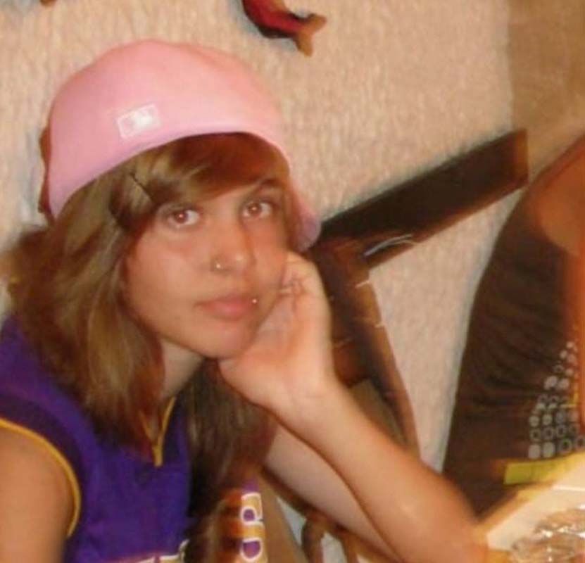 Ergenlik fotoğrafını paylaşan Berfu Yenenler herkesi şaşırttı! Bakın eski hali kime benzetildi!