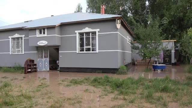 Van Erciş'te şiddetli yağış 13 köyde taşkınlara neden oldu