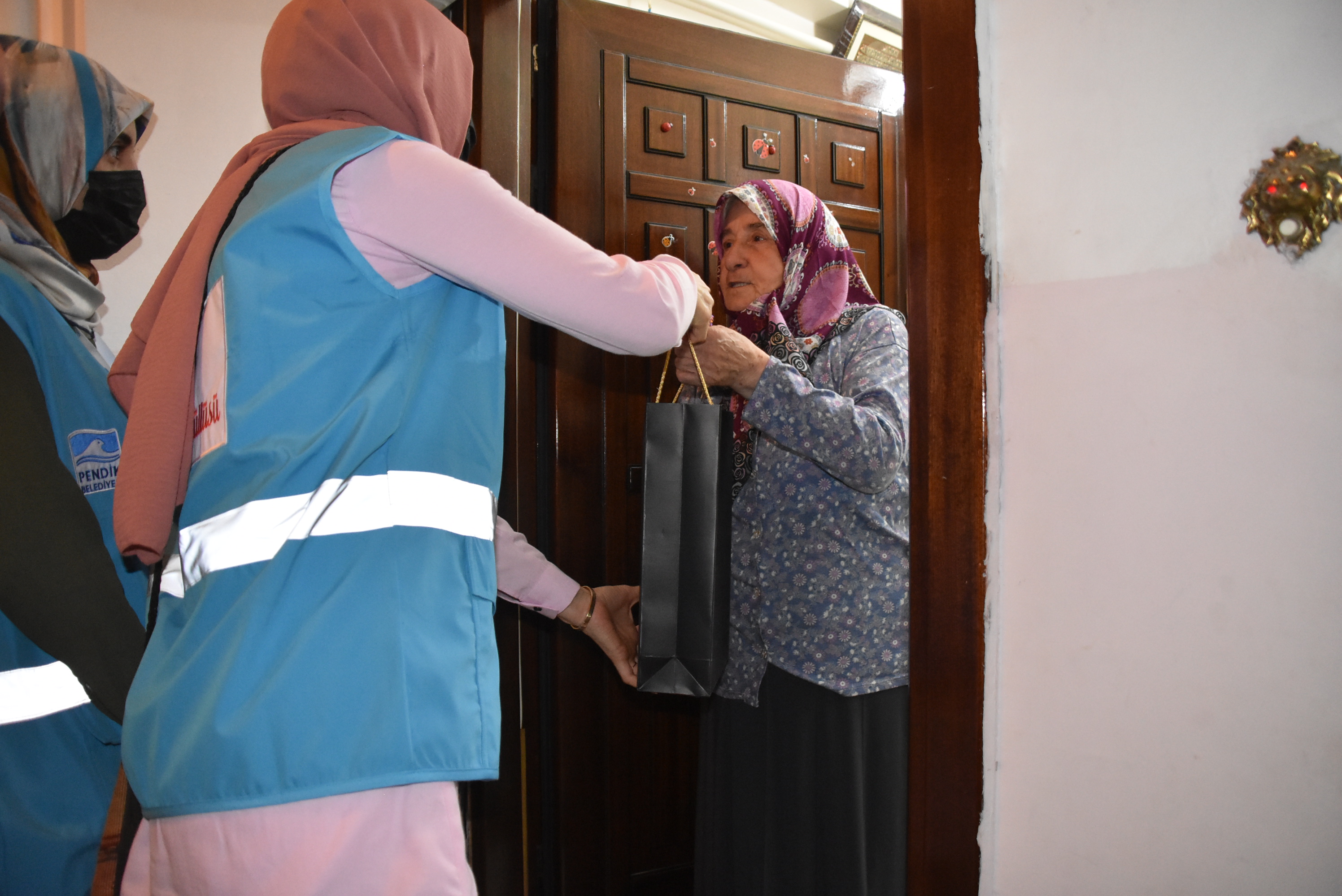 Gazi ve şehit ailelerine Kuran-ı Kerim hediye edildi