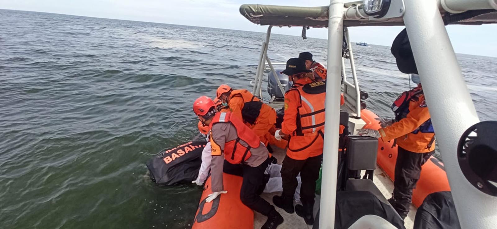 Endonezya'da şiddetli fırtına sonucu balıkçı tekneleri alabora oldu! 9 ölü