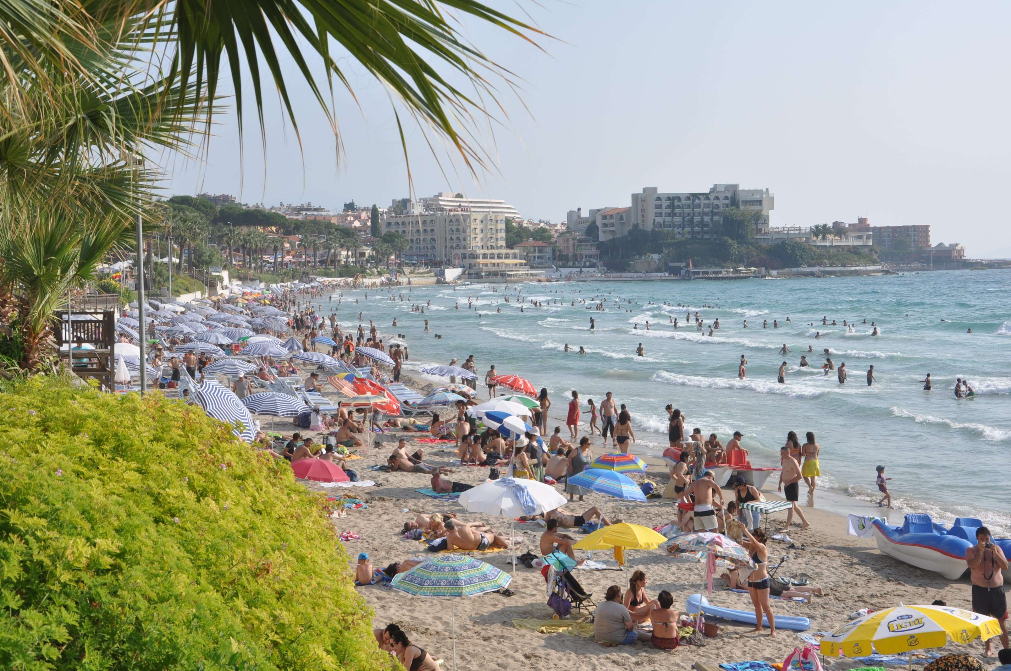 Tatilci akını belediye başkanını isyan ettirdi: Artık gelmeyin, şehir çadır kente döndü