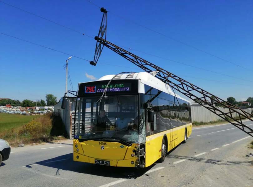 Başakşehir'de elektrik direği İETT otobüsünün üstüne devrildi