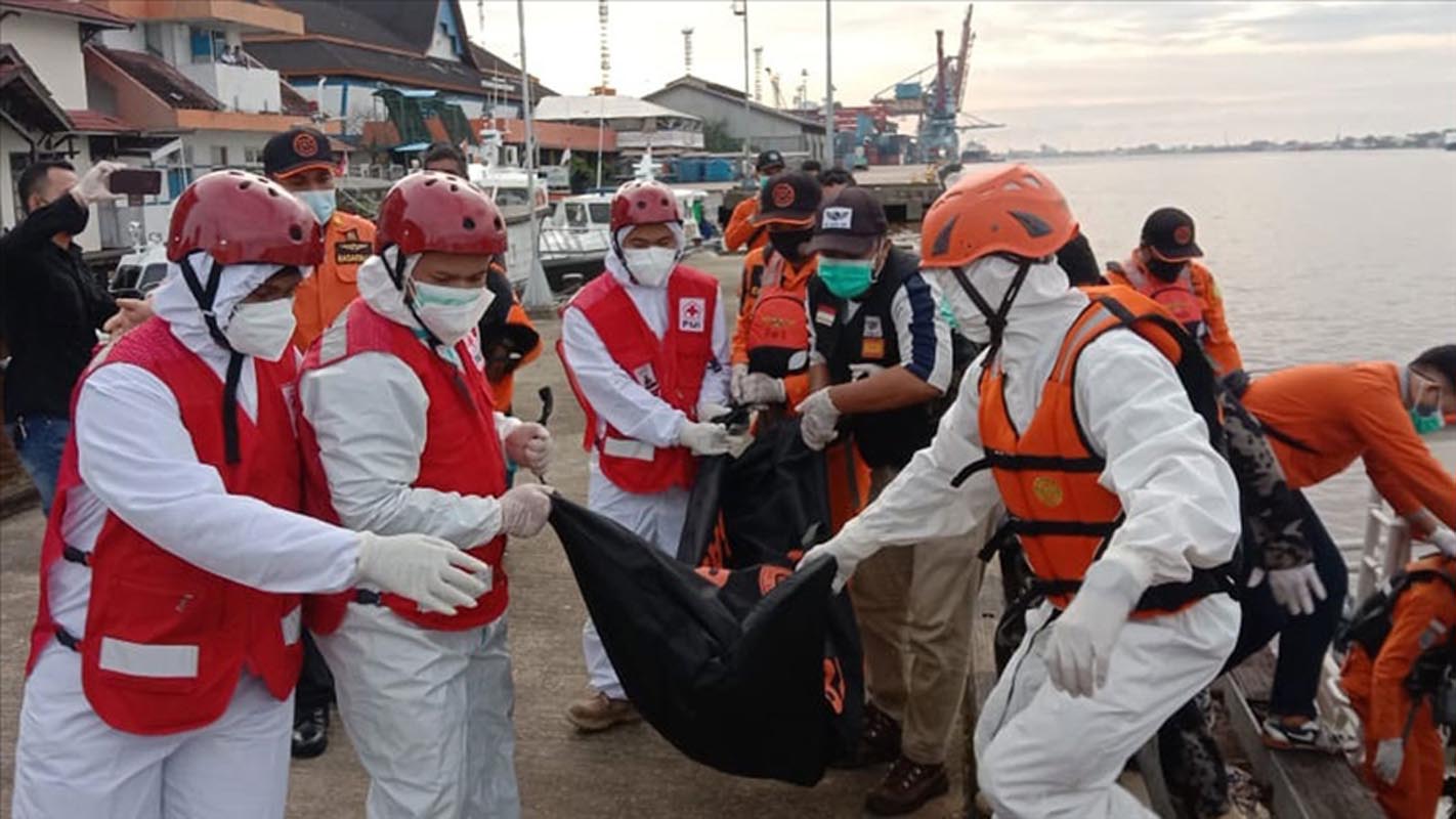 Endonezya'da şiddetli fırtına sonucu balıkçı tekneleri alabora oldu! 9 ölü