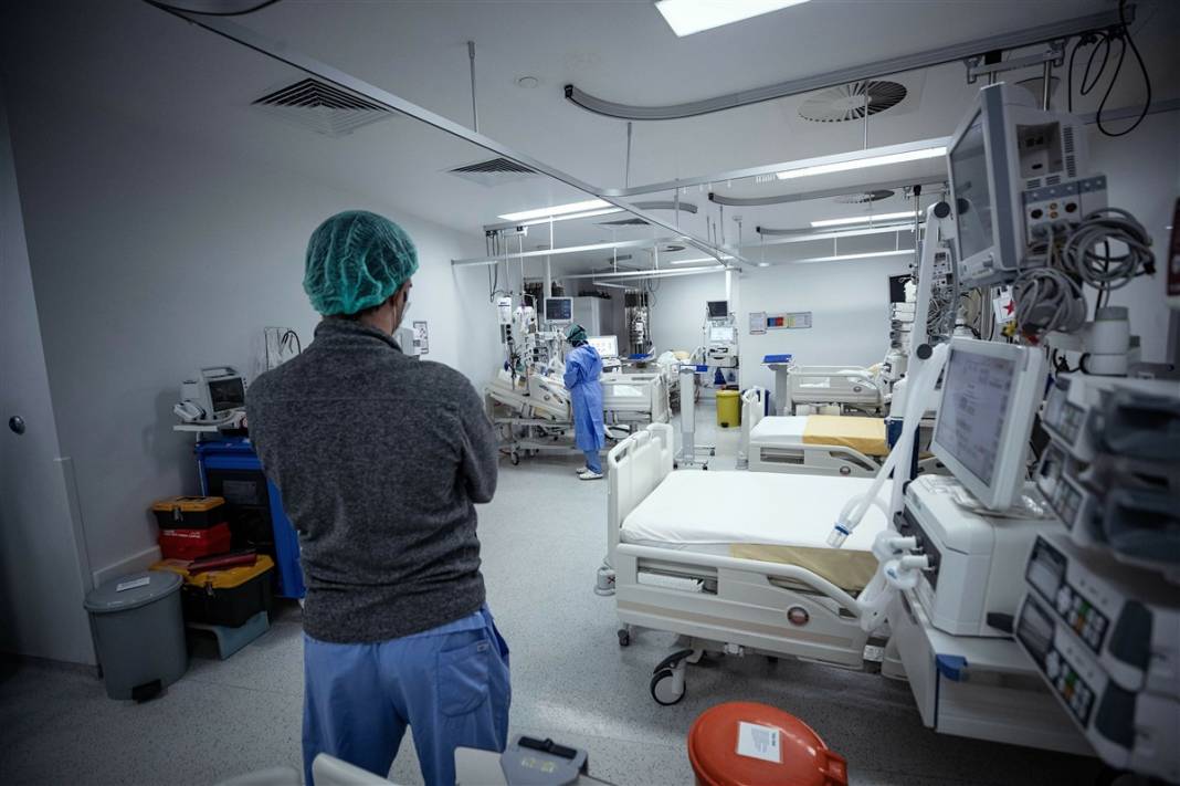 Yunanistan'daki vaka sayılarında korkutan artış: Bir ayda 10 katına çıktı! Kısıtlamalar geri döndü!