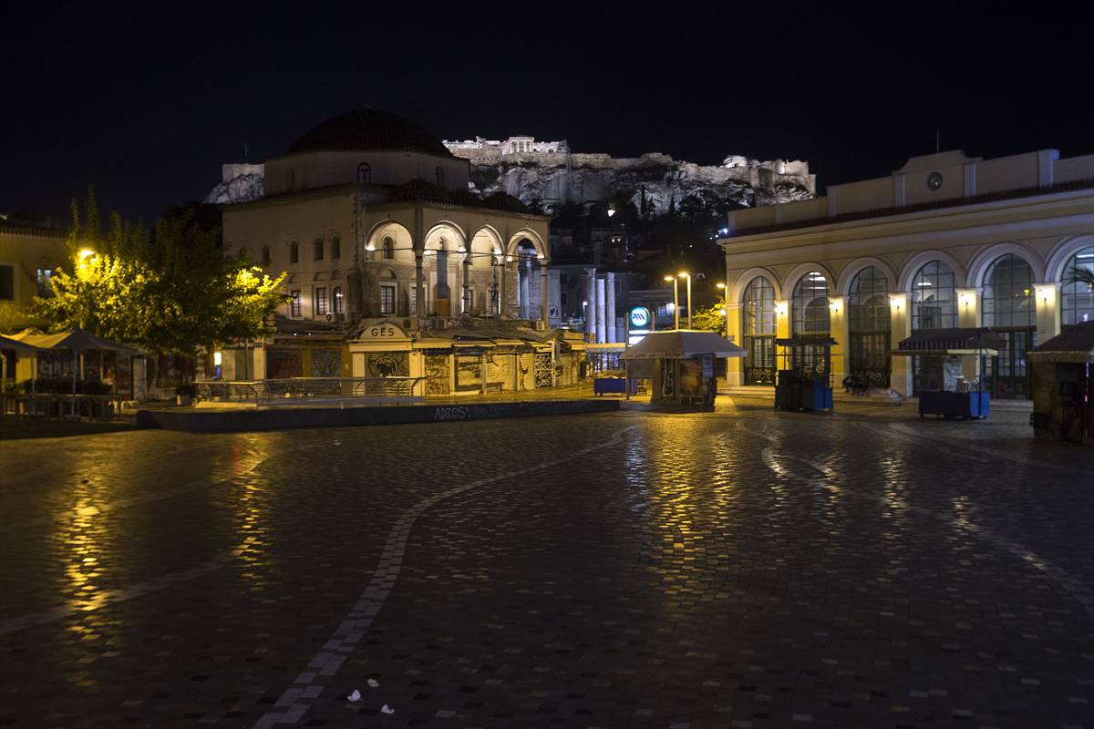 Yunanistan'daki vaka sayılarında korkutan artış: Bir ayda 10 katına çıktı! Kısıtlamalar geri döndü!
