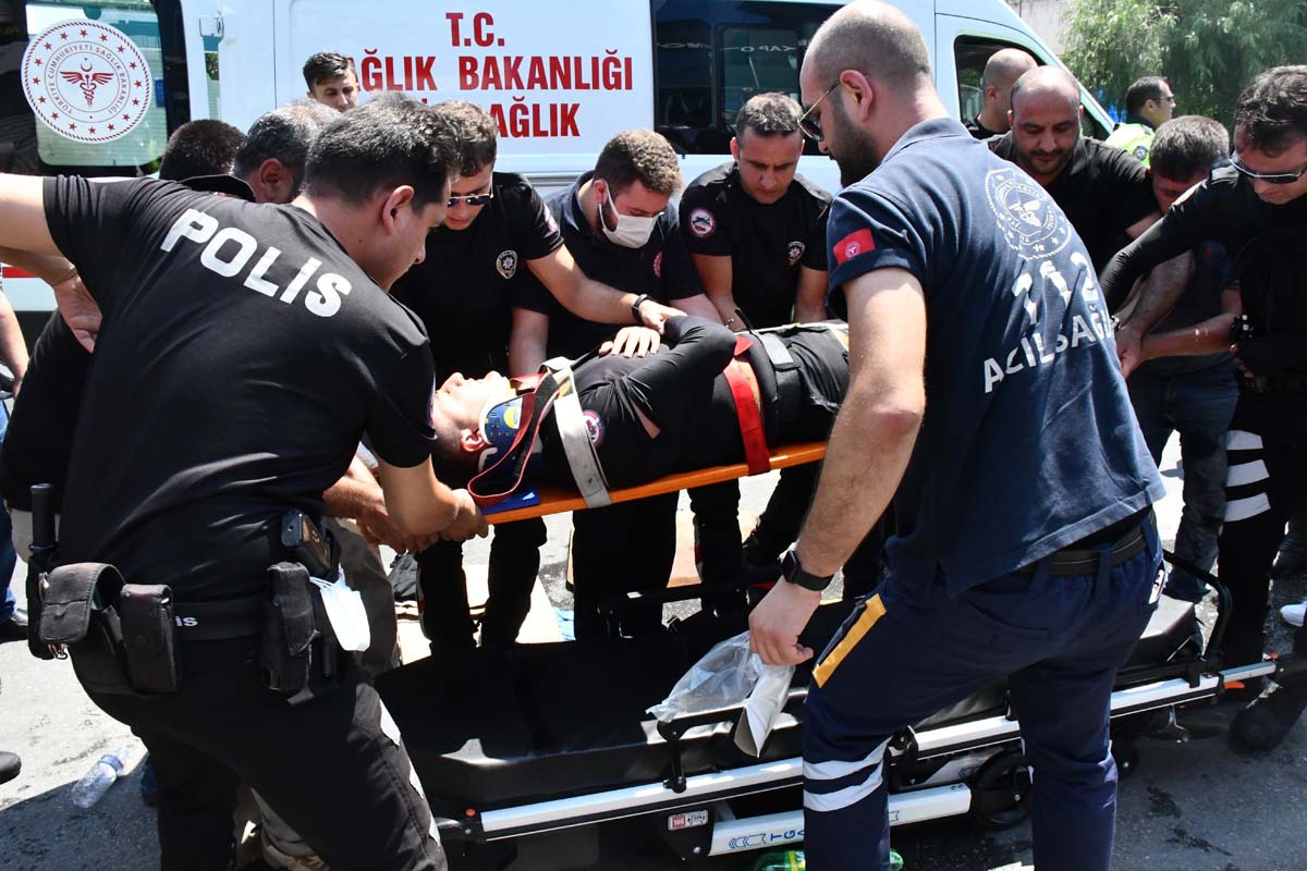 Yunus timleri ölümden döndü! Otomobille polis motosikleti ile çarpıştı