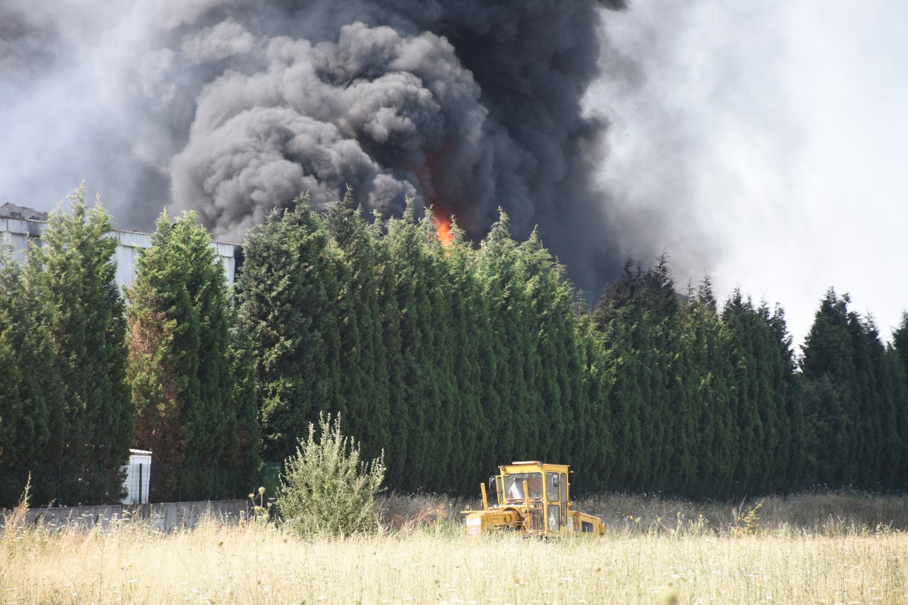 Tekirdağ'da panik anları! Geri dönüşüm fabrikasında yangın çıktı, alevler göğü kapladı