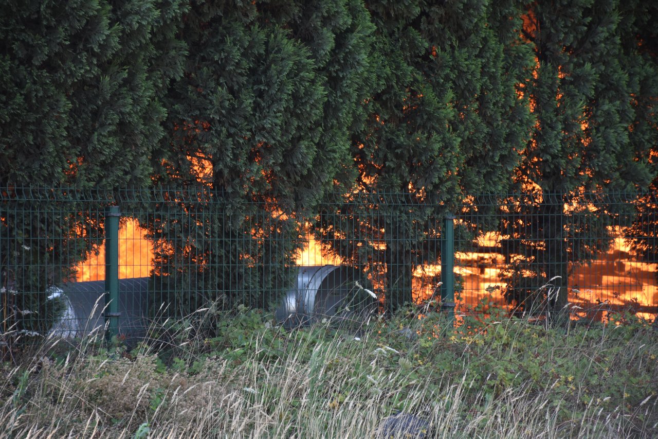 Tekirdağ'da panik anları! Geri dönüşüm fabrikasında yangın çıktı, alevler göğü kapladı