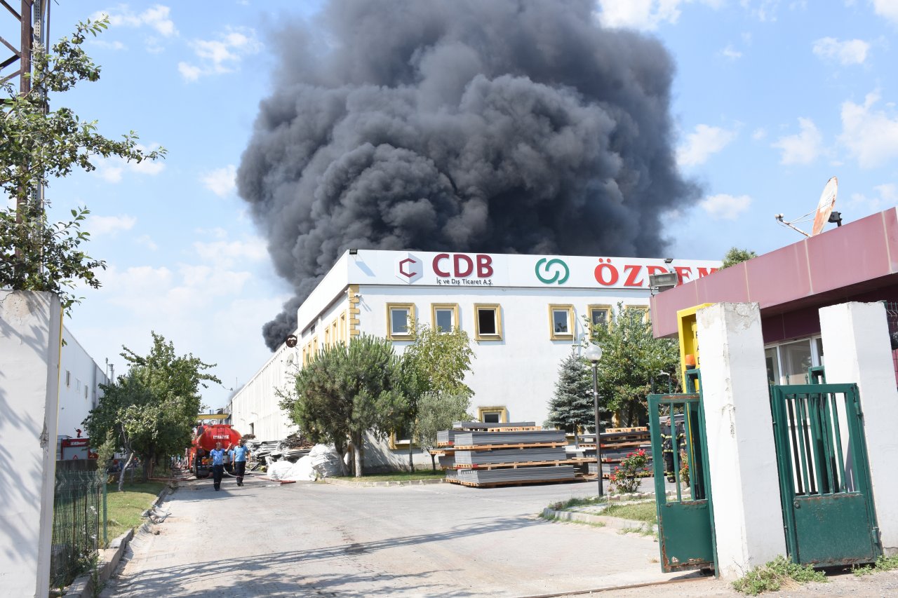 Tekirdağ'da panik anları! Geri dönüşüm fabrikasında yangın çıktı, alevler göğü kapladı