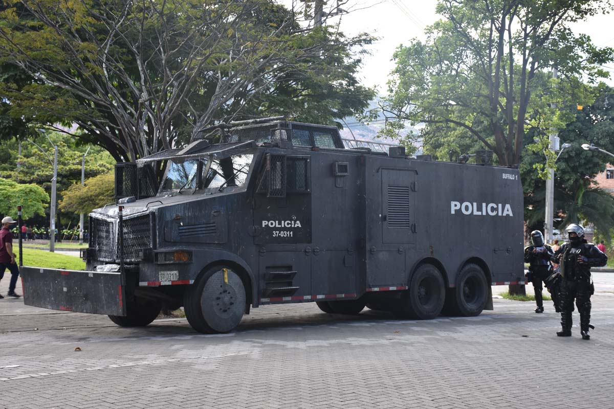 Kolombiya'da sular durulmuyor: Halk hükümeti protesto için sokağa döküldü, 21'i polis 43 kişi yaralandı!
