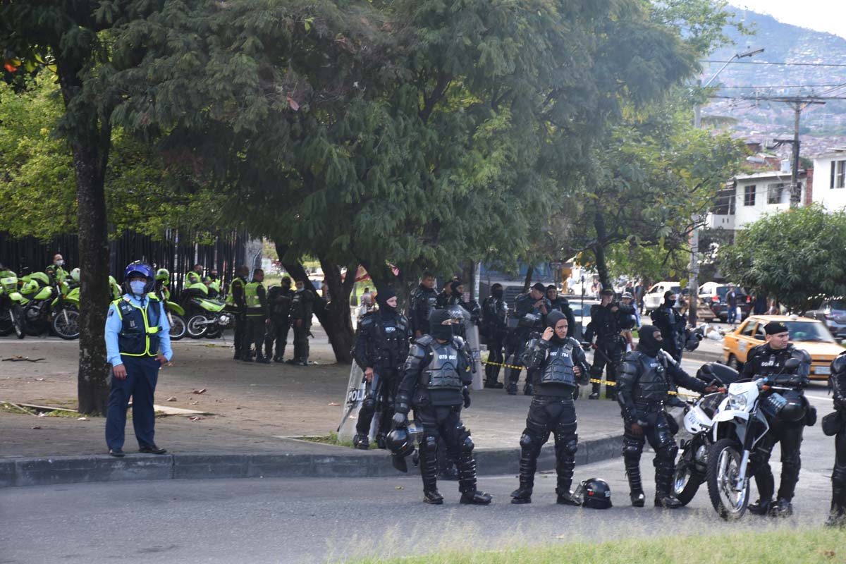 Kolombiya'da sular durulmuyor: Halk hükümeti protesto için sokağa döküldü, 21'i polis 43 kişi yaralandı!