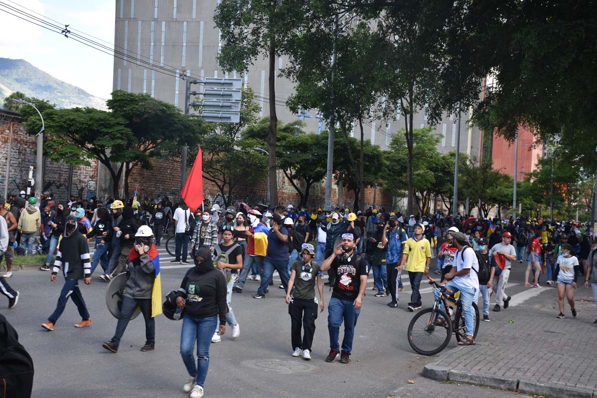 Kolombiya'da sular durulmuyor: Halk hükümeti protesto için sokağa döküldü, 21'i polis 43 kişi yaralandı!
