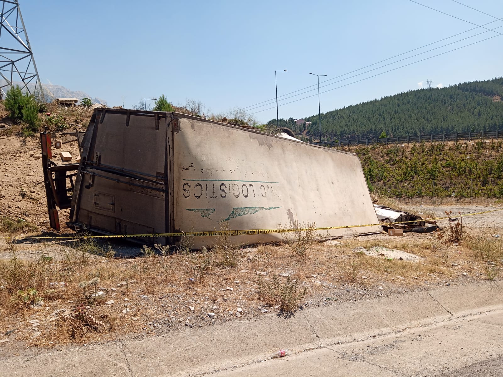 Adana'da korkunç kaza! Karşı şeride geçen kamyon, otomobile çarptı|1 ölü!