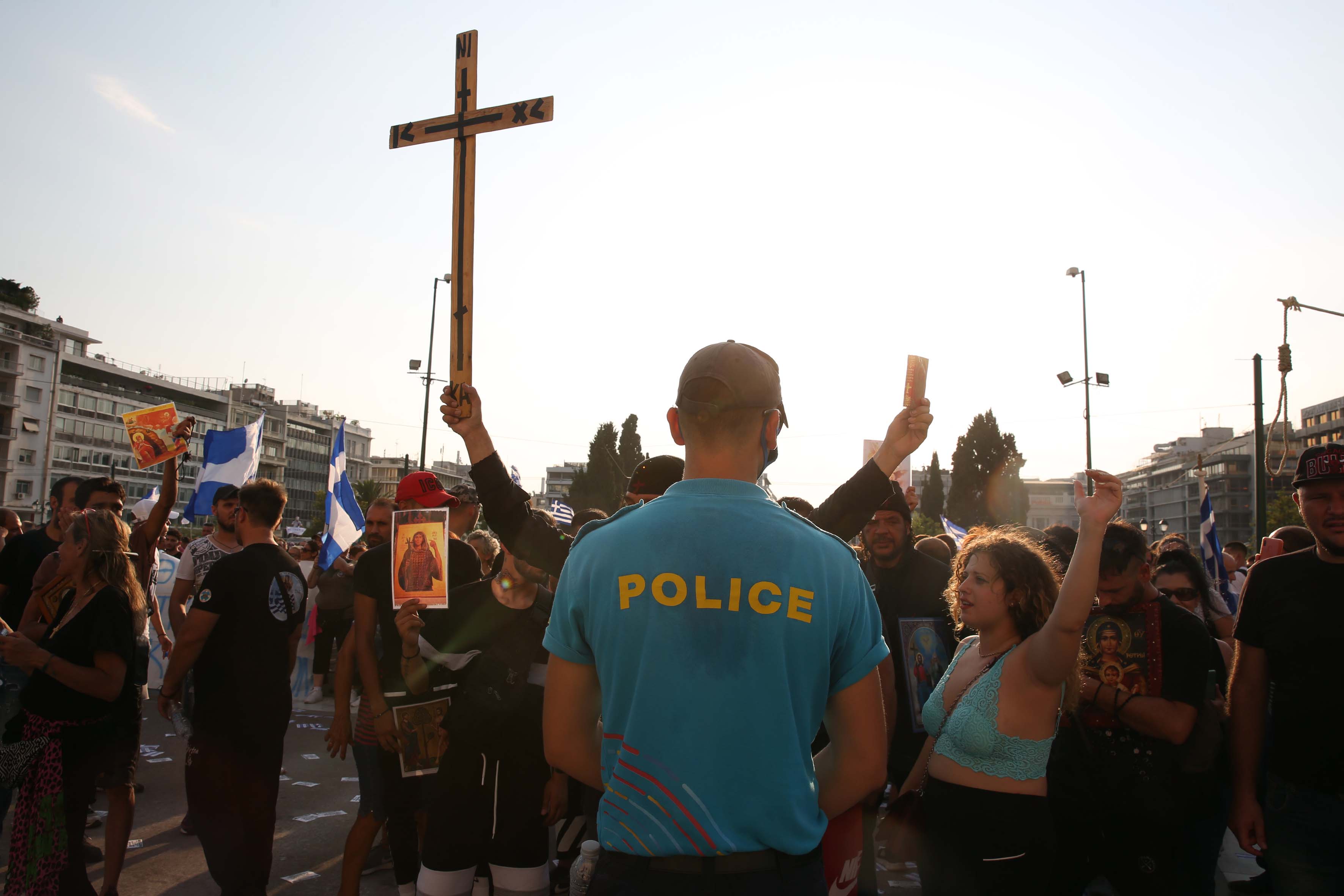 Yunanistan'da aşı karşıtı protestocular ile polis arasında çatışma çıktı!