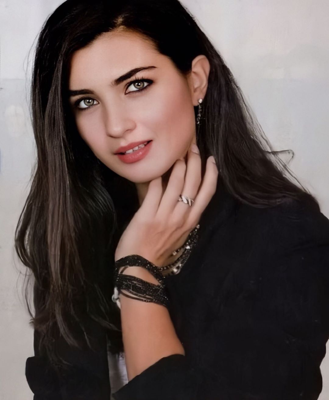 Tuba Büyüküstünden kötü haber! Güzel oyuncu koronavirüse yakalandı