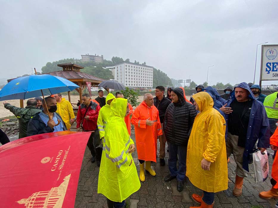 Karadeniz'de sel felaketi büyüyor: Arhavi Devlet Hastanesine boşaltma kararı