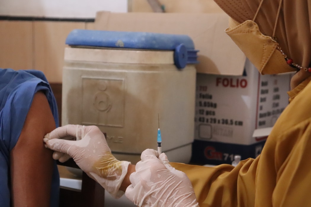 Gözü dönmüş sahtekarlar yaptıklarıyla pes dedirtti! Ugandada 800 kişiye sahte Kovid-19 aşısı yapıldı