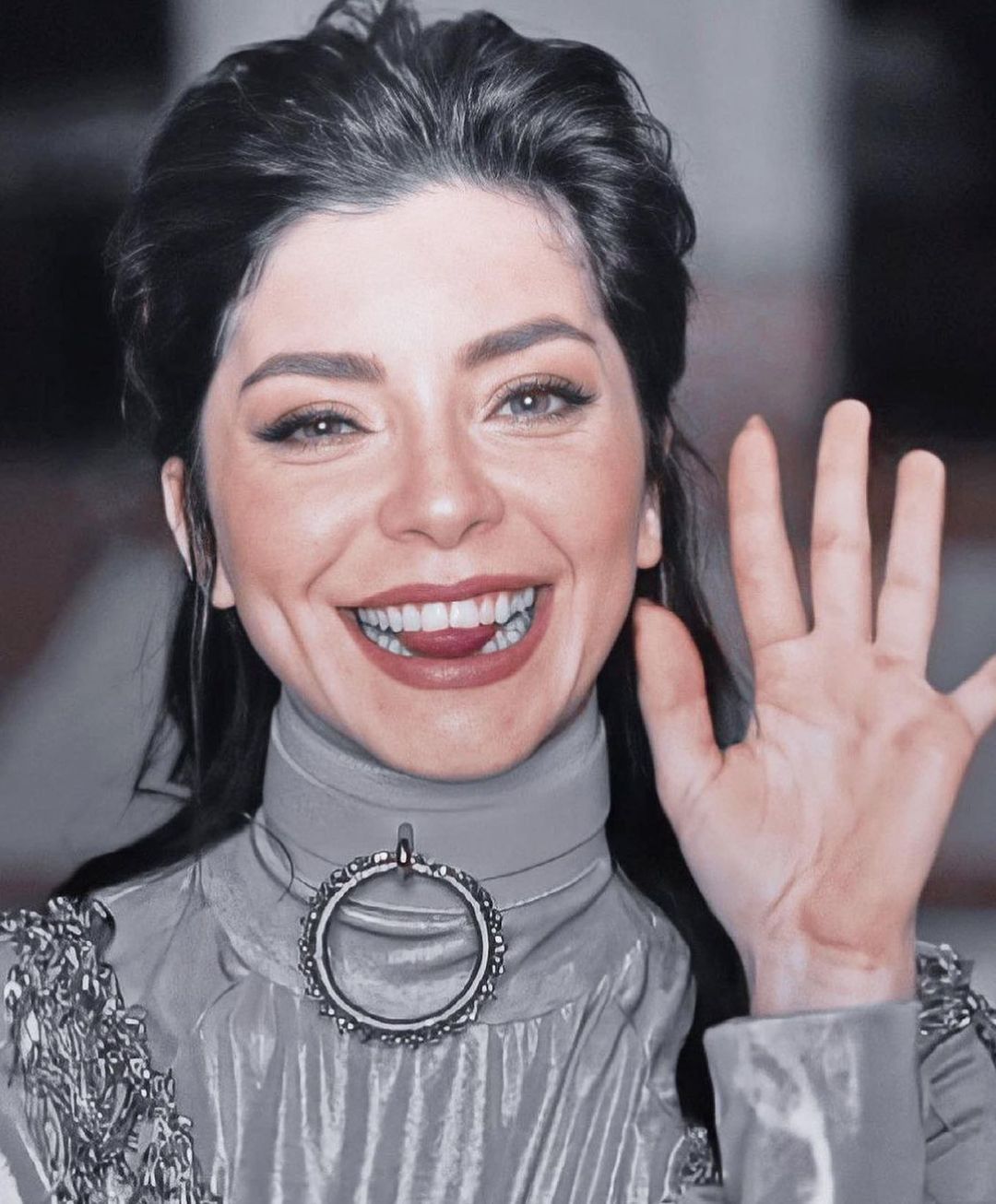 Israrla maske takmayan Merve Boluğur açıklamasıyla dikkat çekti: Benden hastalık değil sağlık geçer