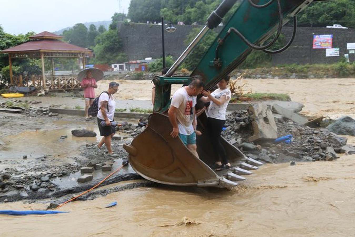 Artvin'i sel terketti, kalıntıları kaldı: 430 ev ve iş yerini su bastı, 1 kişi kayıp!
