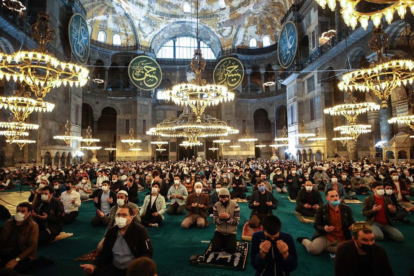Ayasofya-i Kebir Camii, ibadete açılmasının ilk yılında 3 milyonu aşkın ziyaretçiyi ağırladı