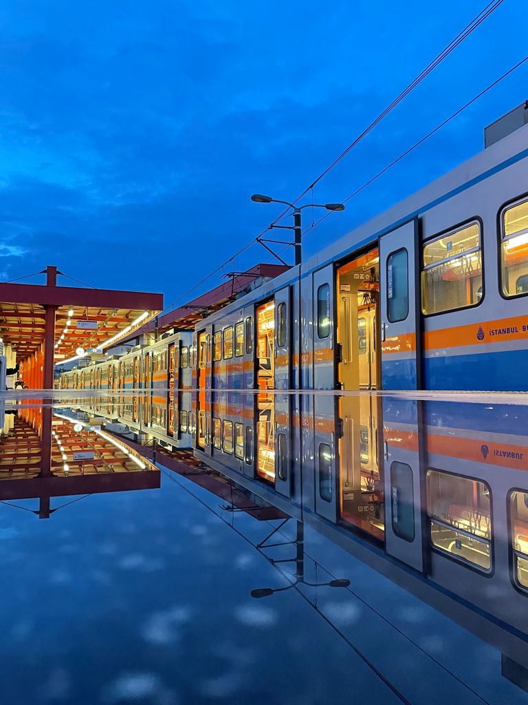 Metro İstanbul'da yangın paniği: Mecidiyeköy-Mahmutbey metrosunda klima patladı, seferler durdu!