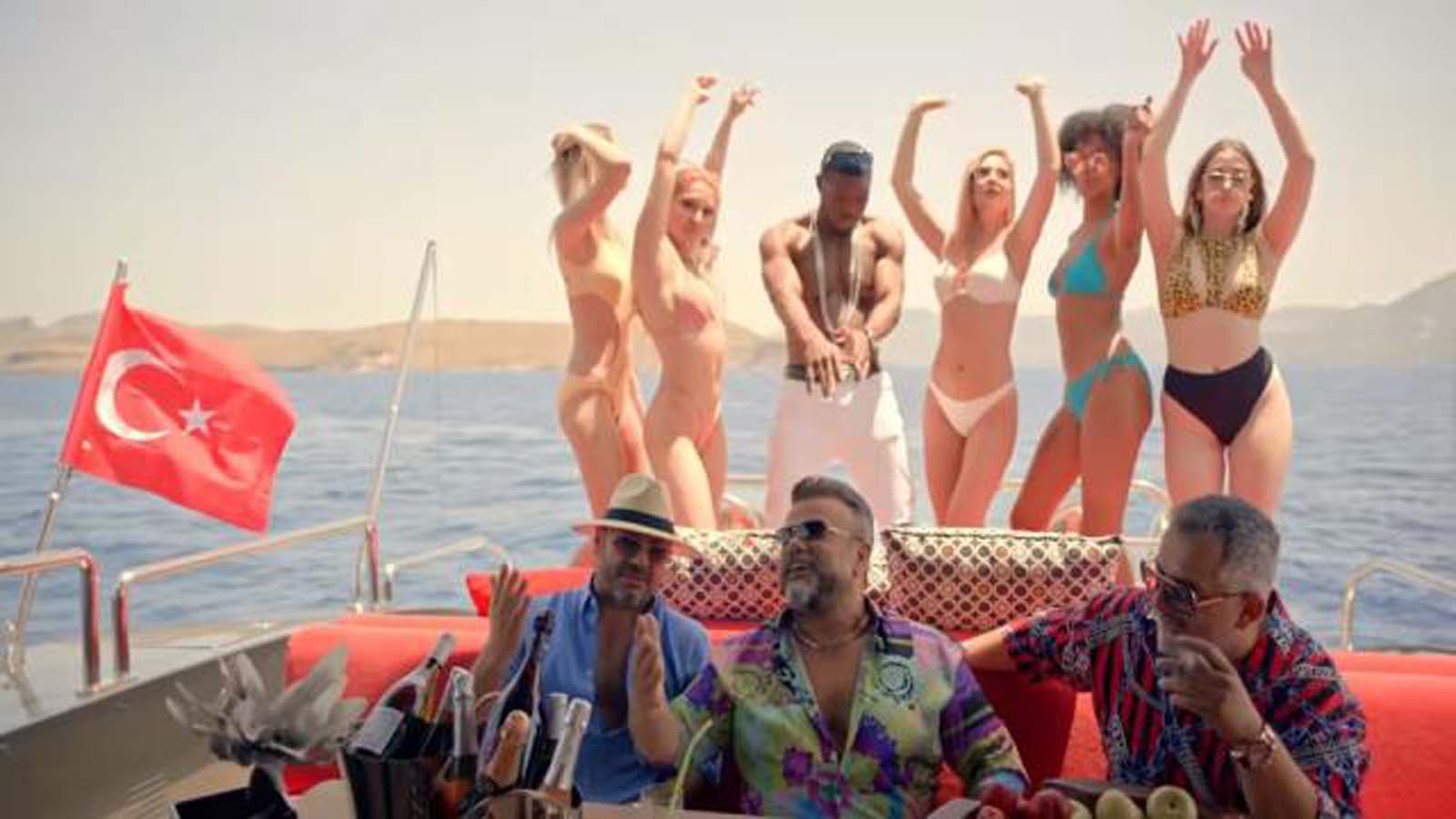 Bülent Serttaş'ın tepki çeken klibi sansüre takıldı, kaldırıldı!