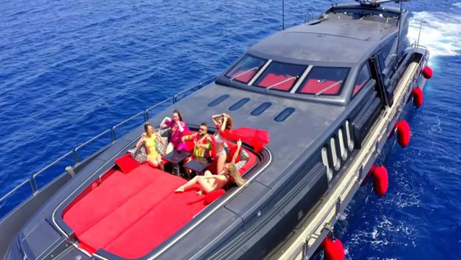 Bülent Serttaş'ın tepki çeken klibi sansüre takıldı, kaldırıldı!