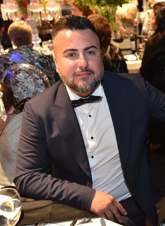 Kamp yapmak isteyen ünlü iş insanı 70 metrelik kayalıklardan uçtu