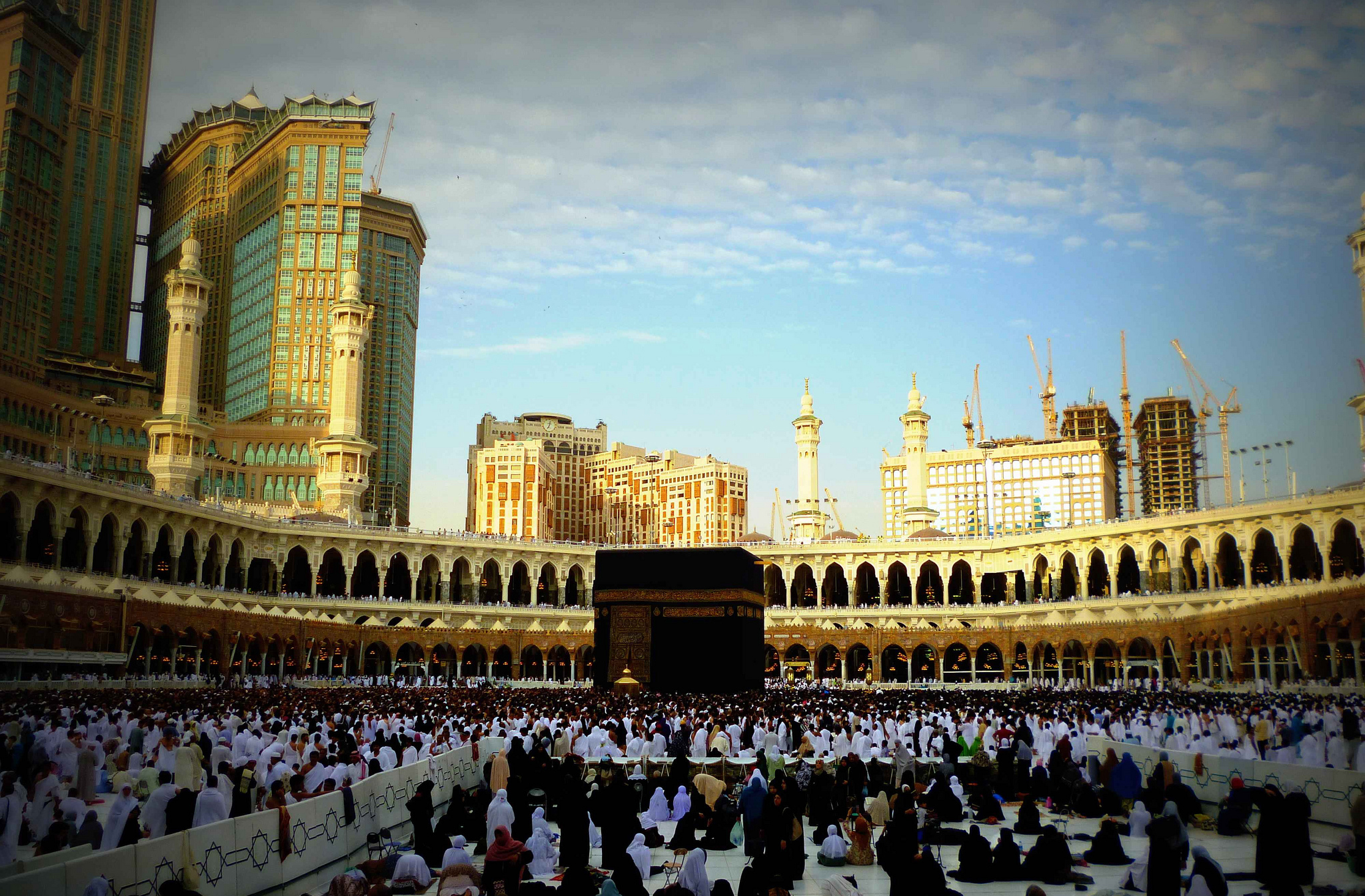 Kutsal topraklara özlem sona eriyor! Suudi Arabistan umre sezonunun başladığını duyurdu