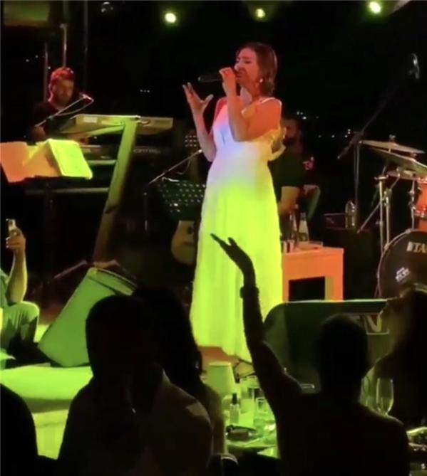 Yıldız Tilbe sahnedeyken olay çıktı! Ece Erken - Şafak Mahmutyazıcıoğlu çifti bir grupla kavga ettiği iddia ediliyor!