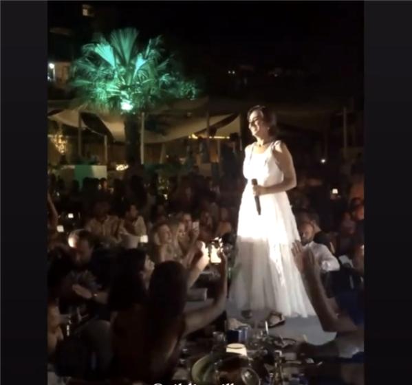 Yıldız Tilbe sahnedeyken olay çıktı! Ece Erken - Şafak Mahmutyazıcıoğlu çifti bir grupla kavga ettiği iddia ediliyor!