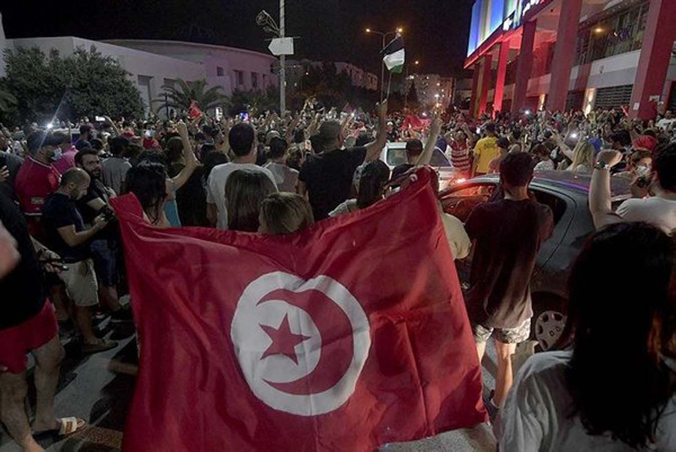 Tunus'ta neler oluyor? Tunus'ta darbe mi oldu son dakika?