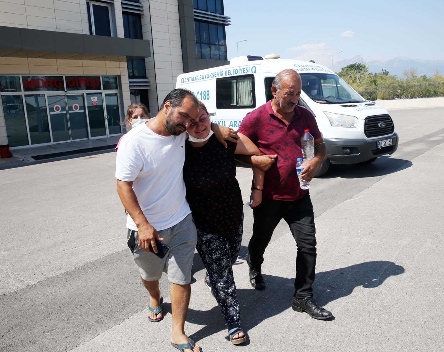 Annesi cenaze aracının önüne yattı, yakınları gözyaşı döktü! 3,5 yaşındaki Doruk'un ölümü kahretti 