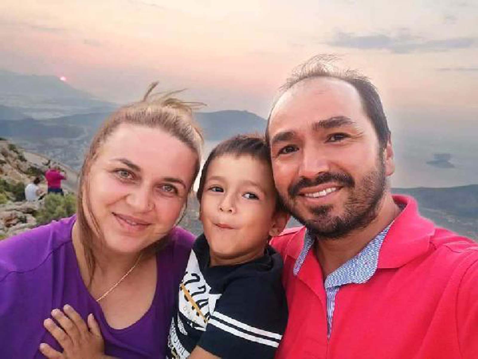 Annesi cenaze aracının önüne yattı, yakınları gözyaşı döktü! 3,5 yaşındaki Doruk'un ölümü kahretti 