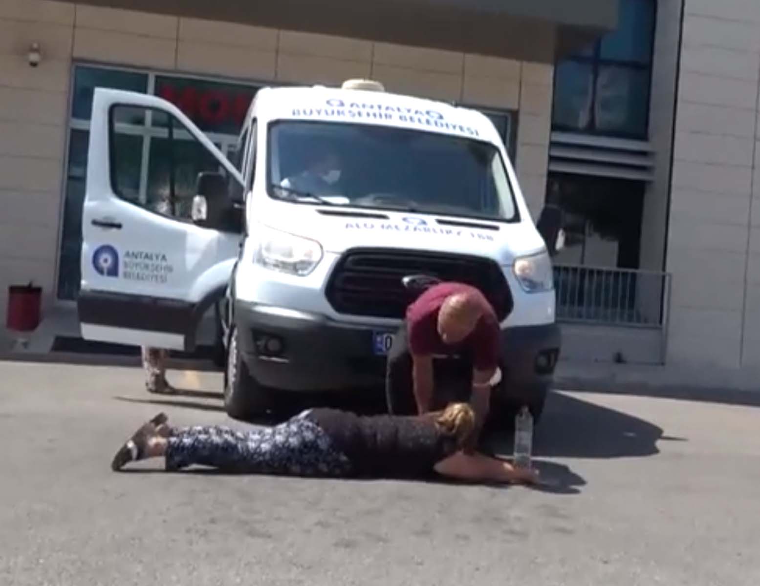 Annesi cenaze aracının önüne yattı, yakınları gözyaşı döktü! 3,5 yaşındaki Doruk'un ölümü kahretti 