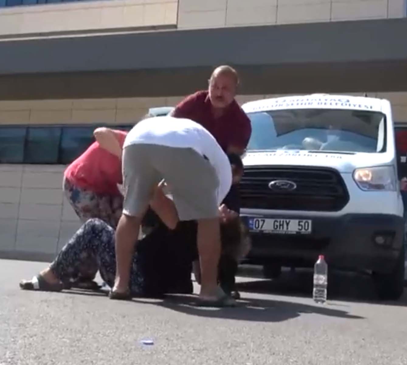 Annesi cenaze aracının önüne yattı, yakınları gözyaşı döktü! 3,5 yaşındaki Doruk'un ölümü kahretti 