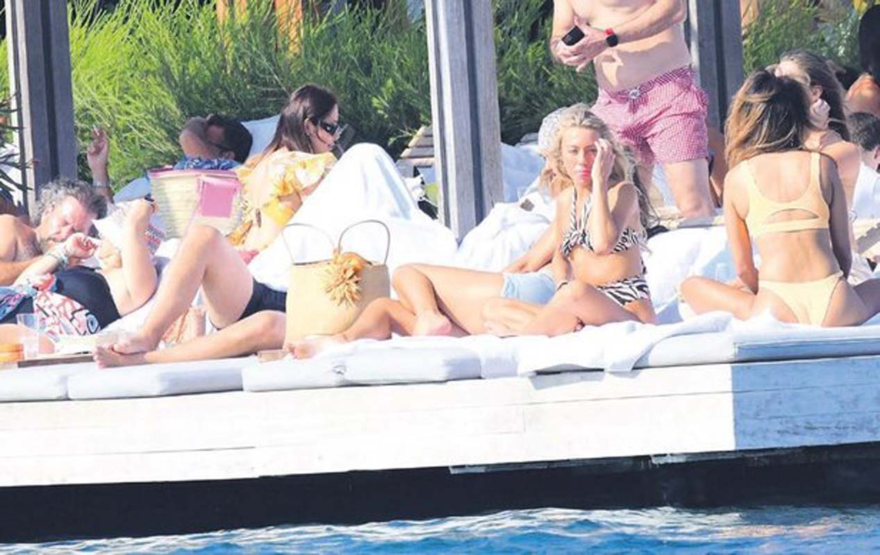 İki güzelle yakalanan Mehmet Aslan ne yapacağını şaşırdı! Görüntülenmemek için gösterdiği çaba gülümsetti