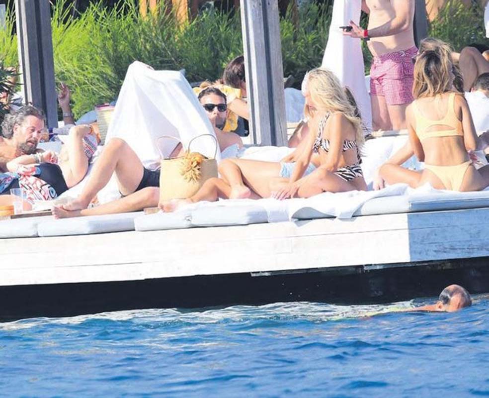 İki güzelle yakalanan Mehmet Aslan ne yapacağını şaşırdı! Görüntülenmemek için gösterdiği çaba gülümsetti