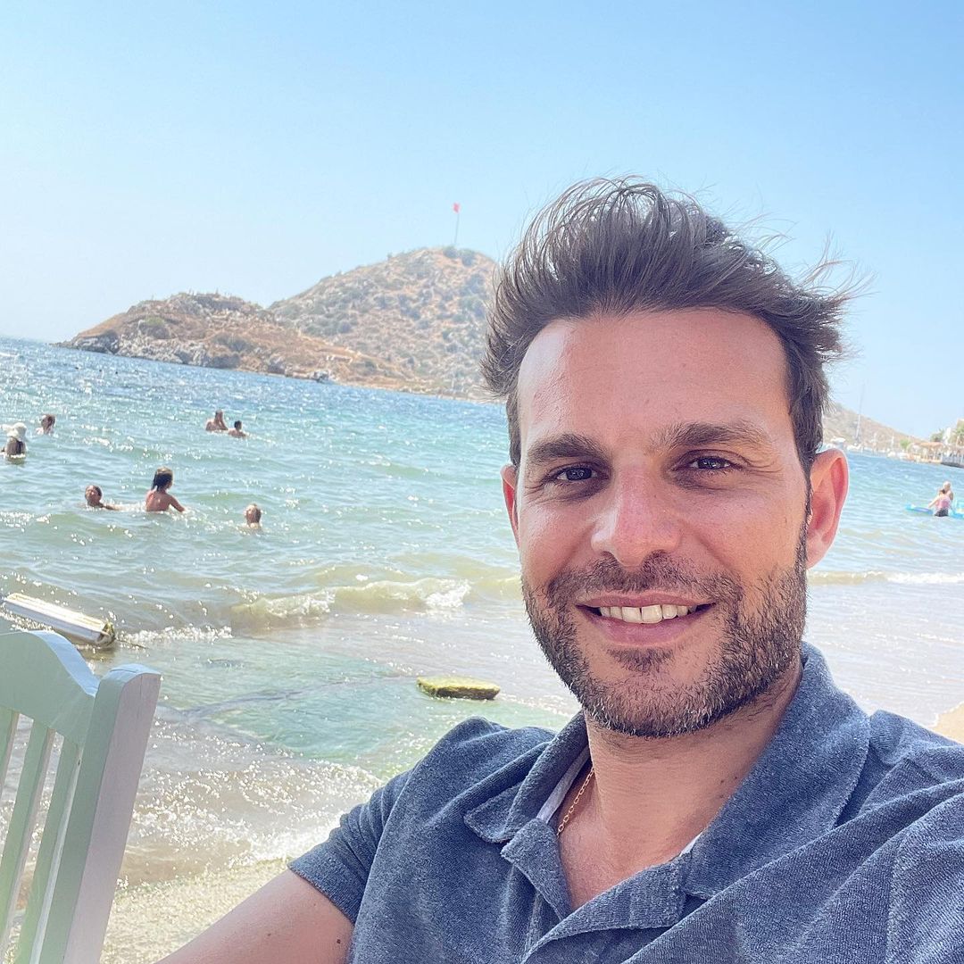 İki güzelle yakalanan Mehmet Aslan ne yapacağını şaşırdı! Görüntülenmemek için gösterdiği çaba gülümsetti