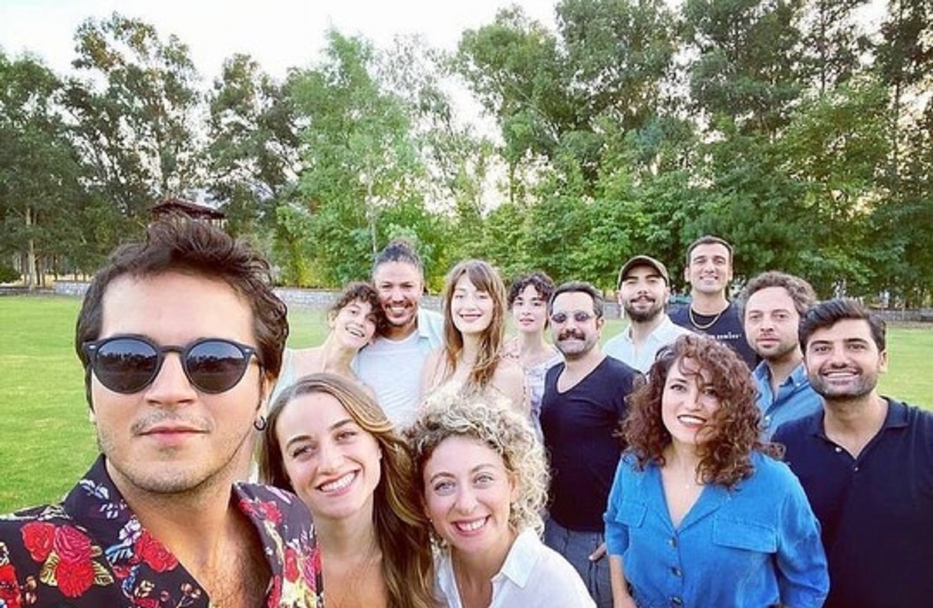 Ayrılıkların ardı arkası kesilmiyor! Sevilen iki isim daha Çok Güzel Hareketler 2'ye veda etti!