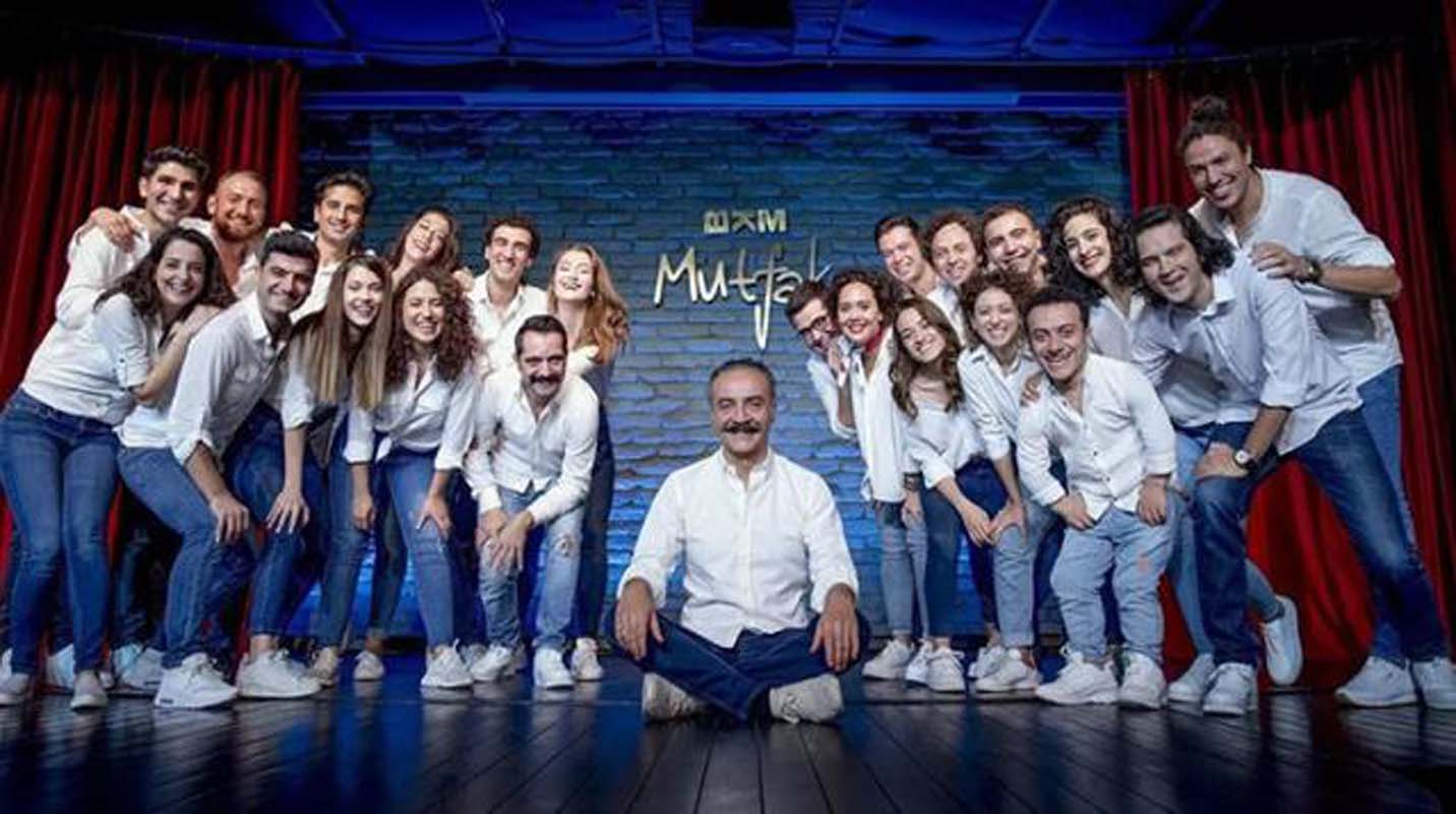 Ayrılıkların ardı arkası kesilmiyor! Sevilen iki isim daha Çok Güzel Hareketler 2'ye veda etti!