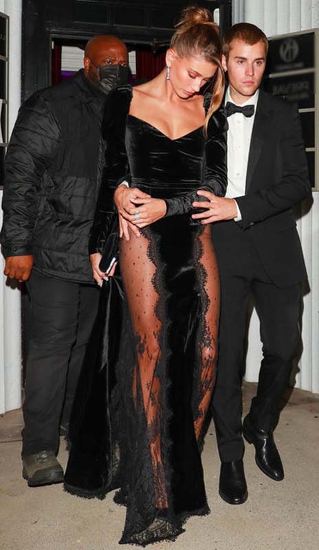 Justin Bieber geleneği bozmadı! Derin yırtmacı olan Hailey Baldwin'in frikik vermemesi için çabaladı!