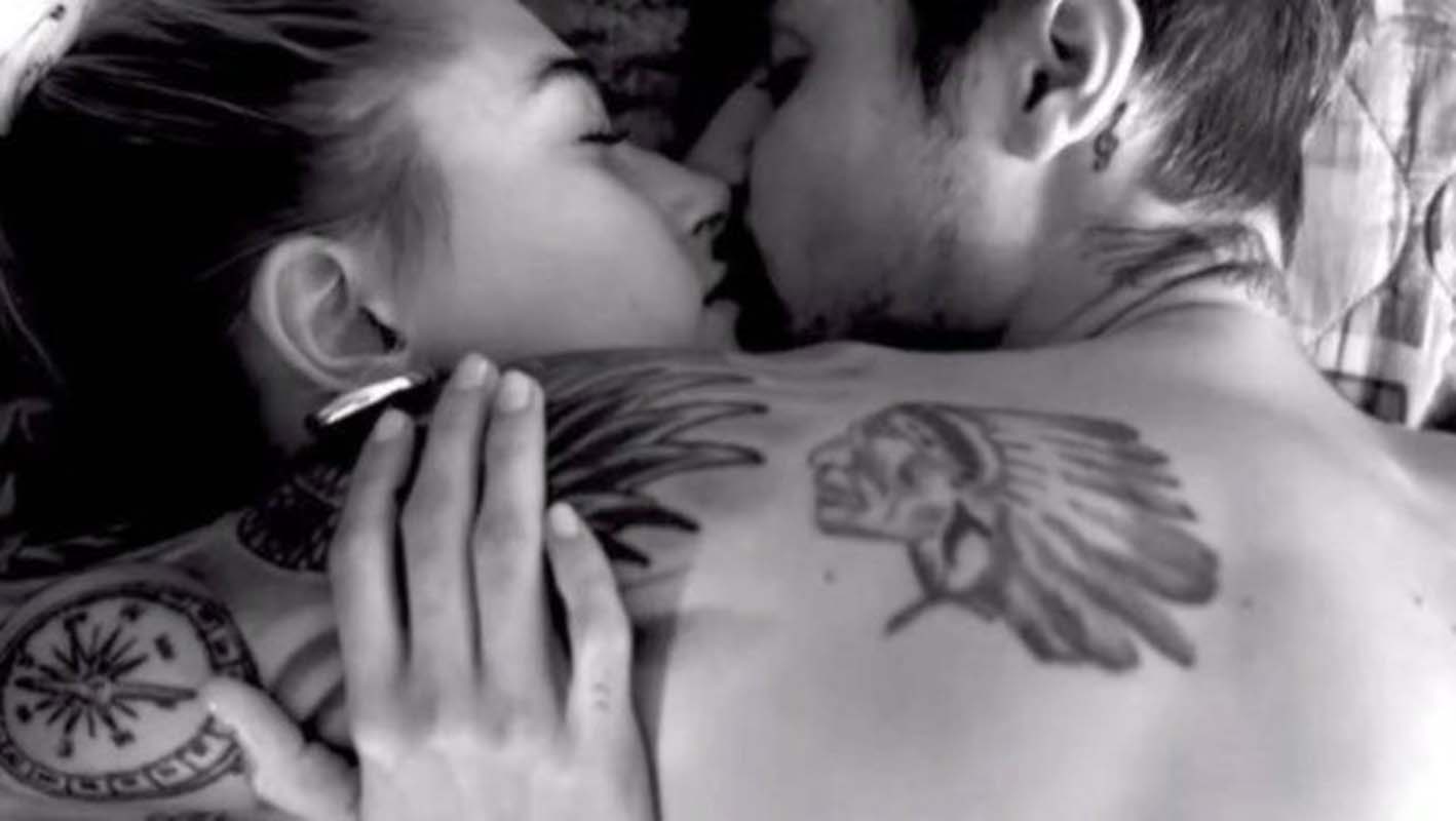 Justin Bieber geleneği bozmadı! Derin yırtmacı olan Hailey Baldwin'in frikik vermemesi için çabaladı!