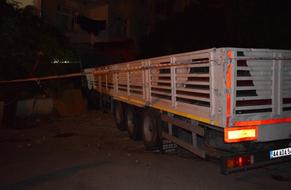 Freni boşalan tır, 2 araca çarptıktan sonra fırına girdi