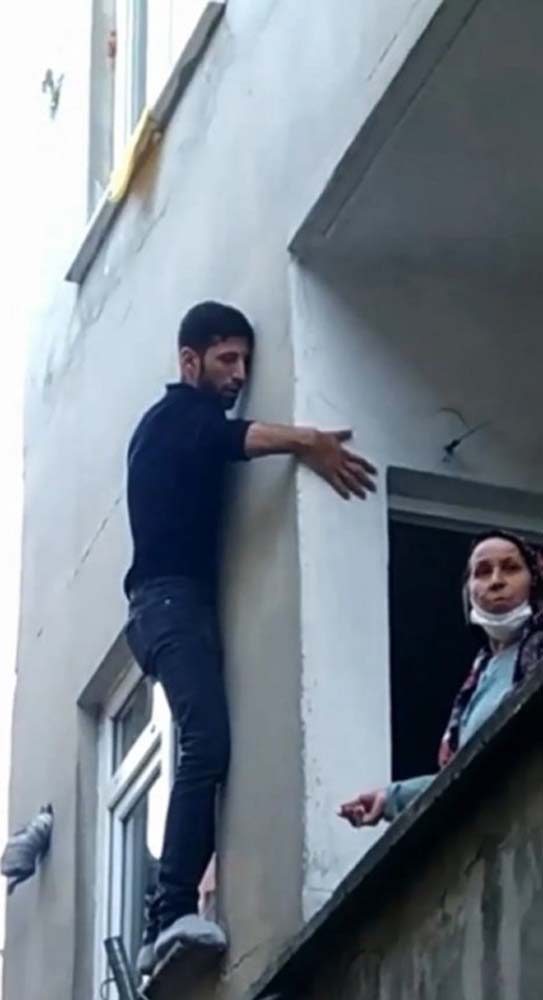Hırsızlık yaparken pencerede mahsur kaldı! Girdiği evden yardım istedi