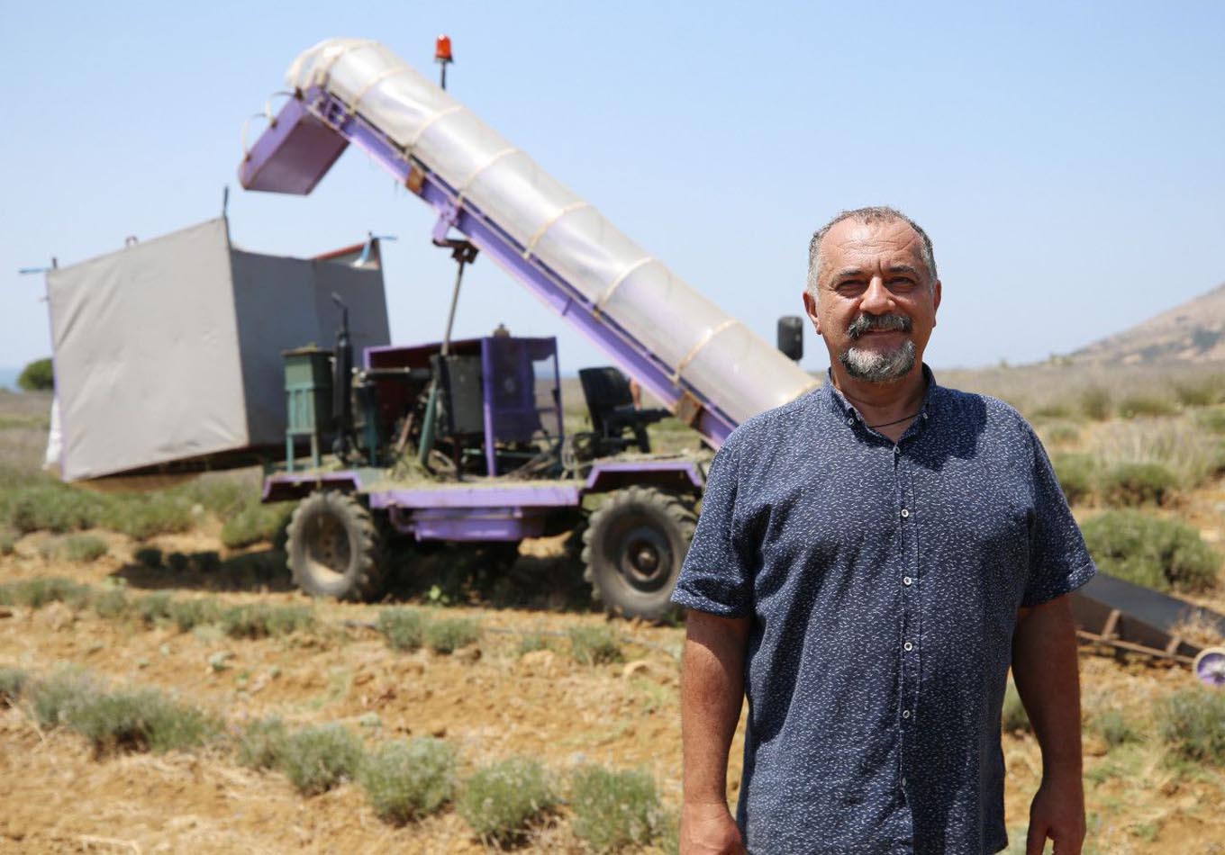 Çalıştıracak işçi bulamayınca, kendi hasat makinesini yaptı