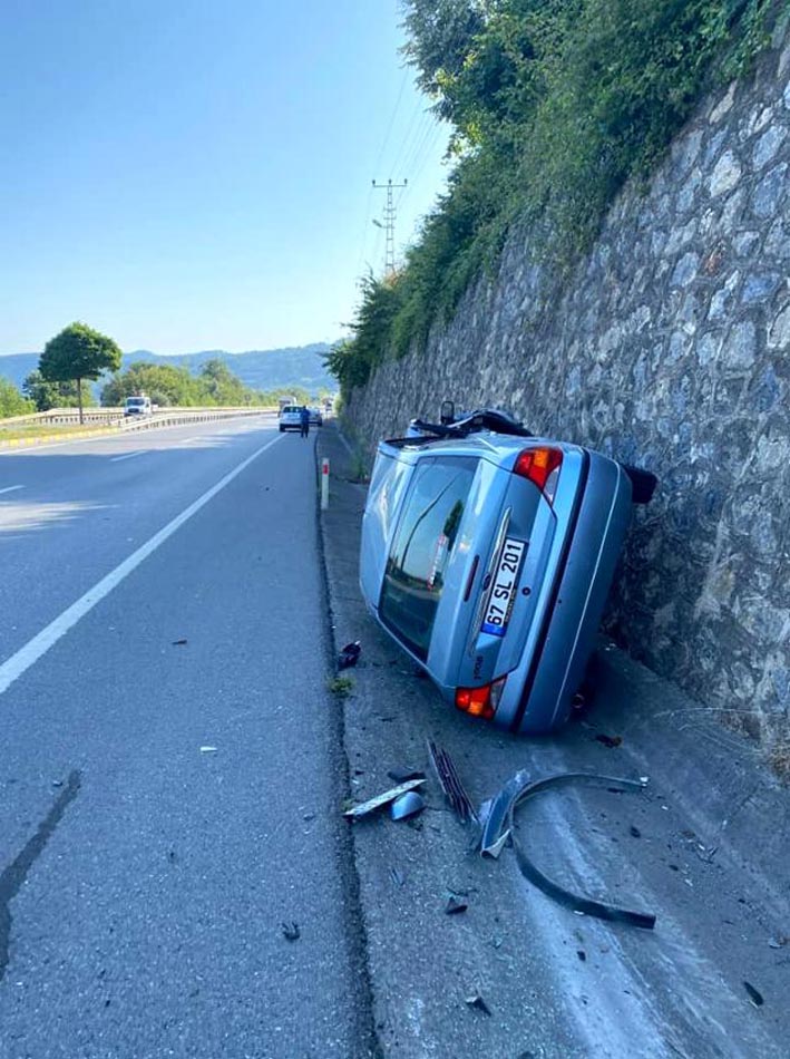 Alaplı'da kontrolden çıkan araç yan yattı