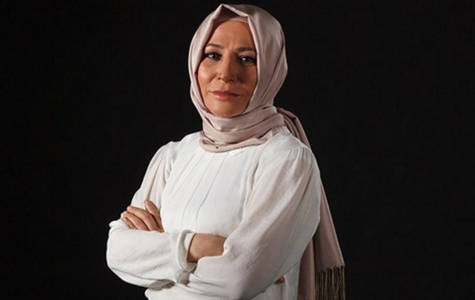 Elif Çakır'dan radikal karar! Başörtüsünü çıkardı! Sosyal medya ikiye bölündü!