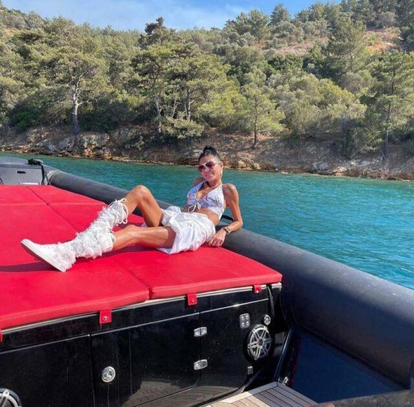 Arkasında yükselen dumanlara aldırış etmeden poz verdi! Süreyya Yalçın skandal paylaşımı tepki alınca bakın ne yaptı!