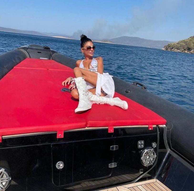 Arkasında yükselen dumanlara aldırış etmeden poz verdi! Süreyya Yalçın skandal paylaşımı tepki alınca bakın ne yaptı!